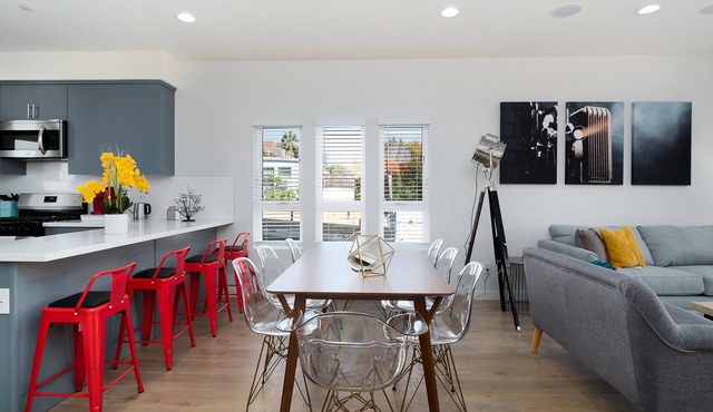 ✩★ HOLLYWOOD 3B/3.5B ✩ SPACIOUS AMAZING NEW BUILDING ✩ HOT TUB! ✩ 2 CAR GARAGE