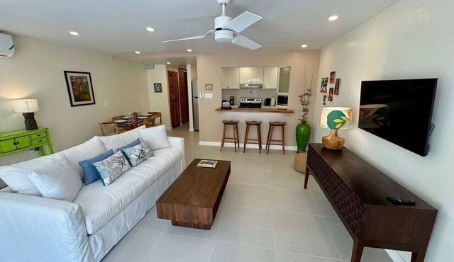 Hospitality Expert SWF104 - Pool, Beach, Chef