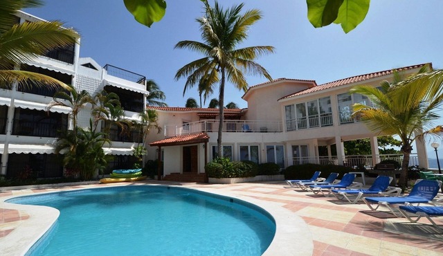 Hotel room in beachfront residence near everything, Wi-Fi, Cable TV, A/C