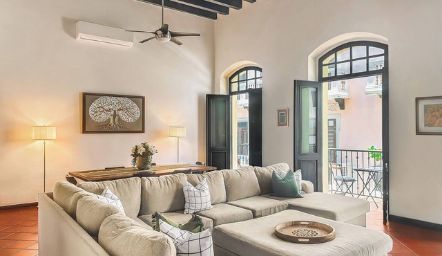 Huge 3BR: Walk Everywhere King Beds 3 Balconies Historic Charm Quiet