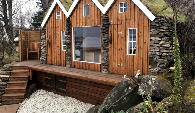 ICELAND SJF VILLA With Hot Tub & Outdoor Sauna Amazing Mountains and city view in Kópavogur