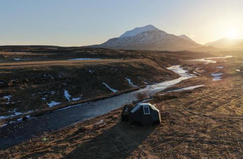 Igloo-Dome by a River - Sky Sighting - Glamping in Litli-Árskógssandur
