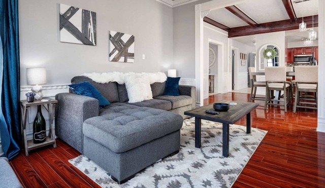 Incredible Restored Victorian, *Pet Friendly*, 2 Blocks To Park and River, Fenced Backyard, BBQ in Gladstone