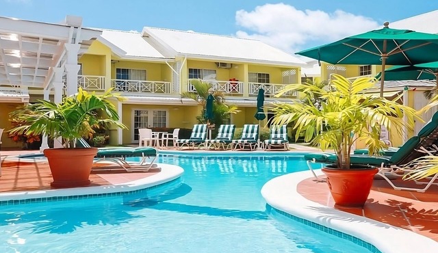 Indulge in Home Like comfort! Close to Pigeon Island Mountain, Pool, Kitchen