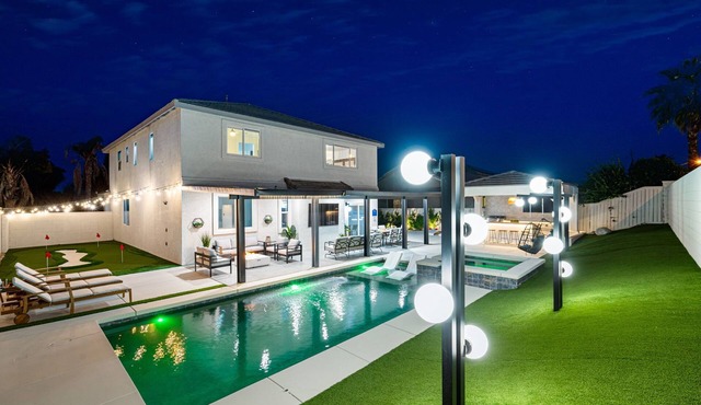 Interstellar w/Pool, Golf, & Game room/Sleeps 23! in Coachella