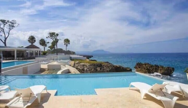 Island Breeze - Luxury 2BR Condo with Pool-View