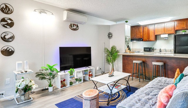 Lake Oswego Condo w/Balcony, 3 Mi to the Water!