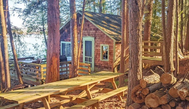 Lakefront cottage with private beach. Canoe, Firepit, Pet Friendly. Family owned in Vergennes