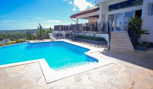 Large 10BD party villa, BBQ, ping pong, infinity pool with sea views!