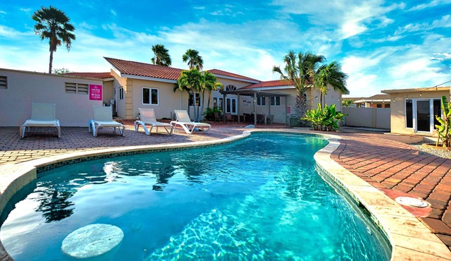 LARGE Pool Villa, Sleeps 18! *BBQ* 1mile to beach!