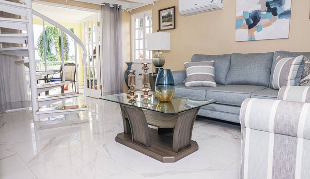 Luxe Penthouse Condo in Ocho Rios!5 Stars! WIFI!3 BEDROOM+Jacuzzi! 24/7 security
