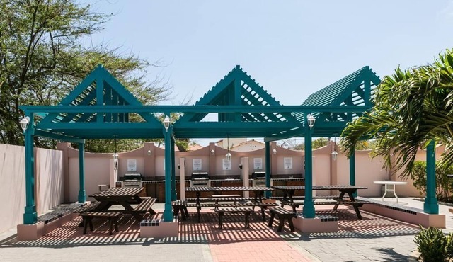 Luxurious 1 Bedroom, 1 Bathroom Studio Suite with private entrance