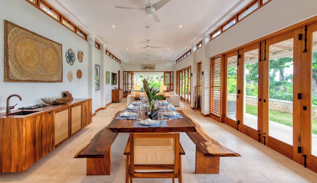 Luxurious 4-5 br tropical escape minutes from the beach