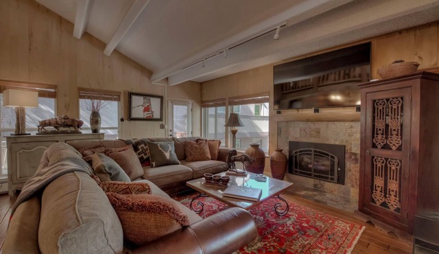 Luxurious. 5 Star Property. Walking distance to Lifts & Main Street. Hot tubs. in Breckenridge