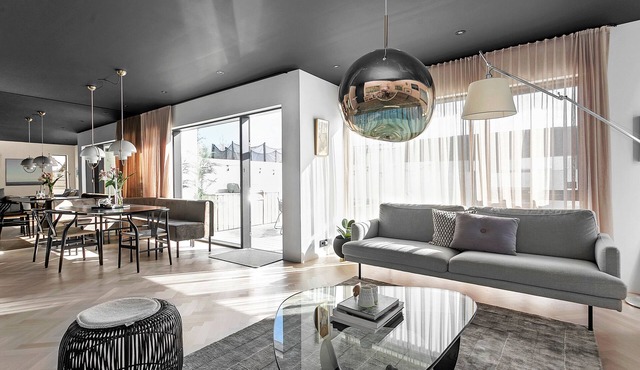Luxurious 6 bedroom townhouse with geothermal hot tub. 10min from downt. Reykjav in Gardabaer