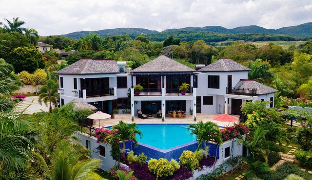 Luxurious & Comfortable near Town & Beaches