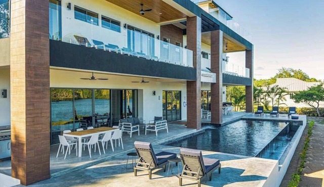 Luxurious villa with infinity pool, rooftop deck, kayaks & lagoon views