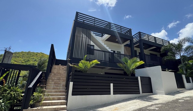 Luxury 2-bedroom condo 5 mins from UVF