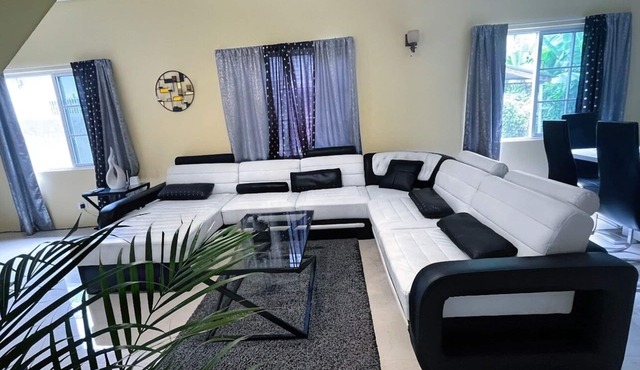 Luxury 5 Bedroom House W Private Parking & Patio