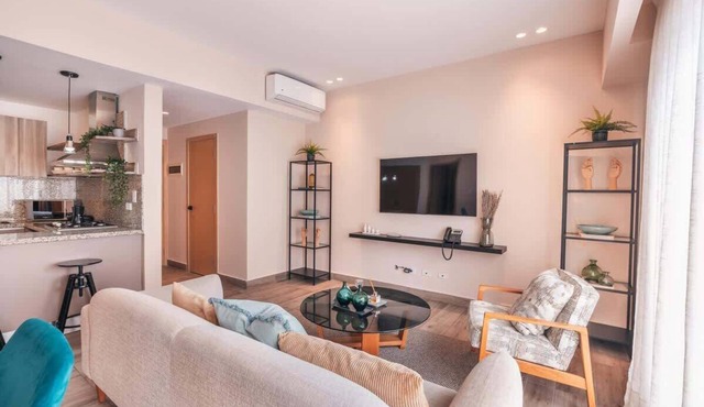 Luxury Piantini Apt: Rooftop Pool & Gym Access