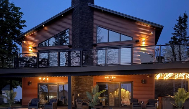 Luxury Hideaway PEI - Stunning retreat with water view & hot tub. in Stratford