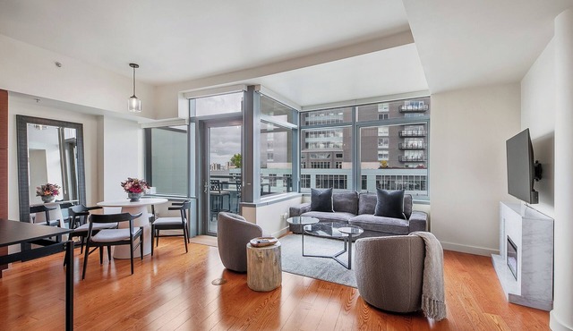 Luxury high rise condo with river and mountain views, walk to OHSU
