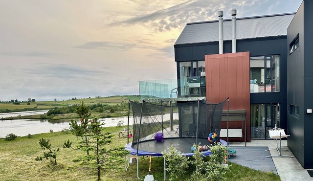 Luxury lakefront Villa 15 min drive to downtown in Garðabær