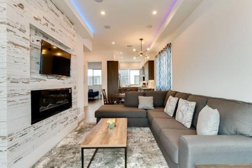 Luxury Modern 4 bedroom 3 Bath Home With Rooftop Deck #3 in Los Angeles