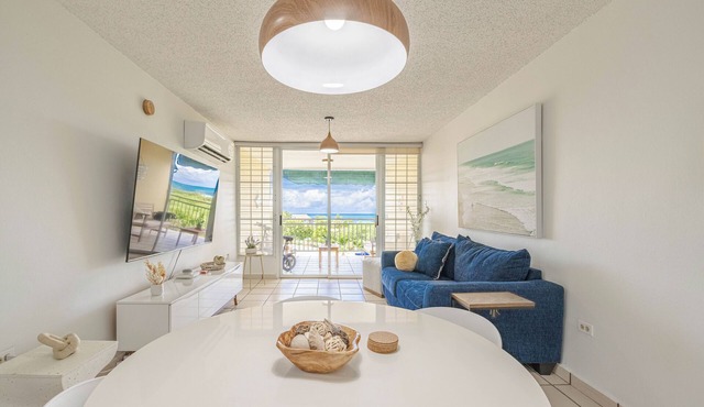 Luxury Modern Ocean-View Retreat: Pool, Coffee & Fast WiFi