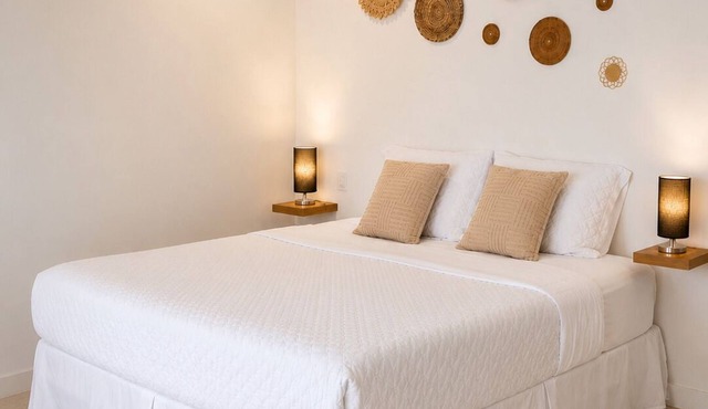 Luxury suite 3 -8 min walk to Palm Beach and Marriott