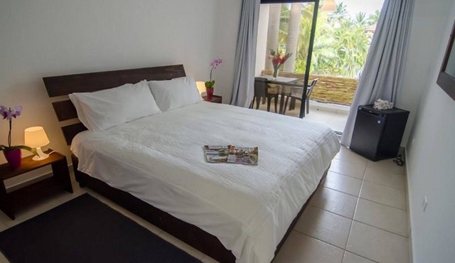 Luxury suite with billiard table, jacuzzi, pool, right on a sandy beach!