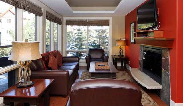 Mökki Mountain Suite - mountain views & private corner unit in Canmore