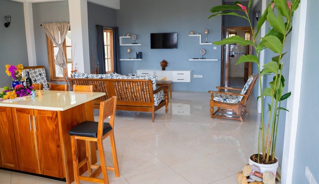 Make peace with the ocean with breathtaking views and great beach Free Breakfast