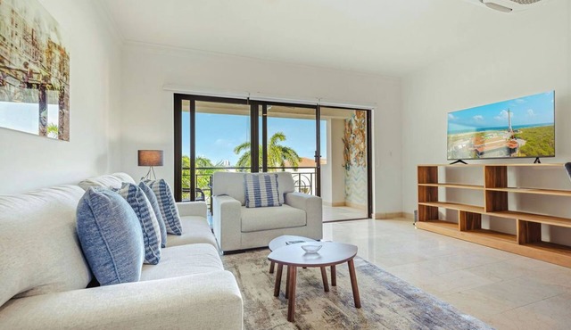 Modern 1BR1BA Escape Close to Beach Pool Gym