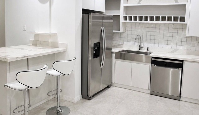 Modern 2-Bedroom Apt Free Airport Pickup