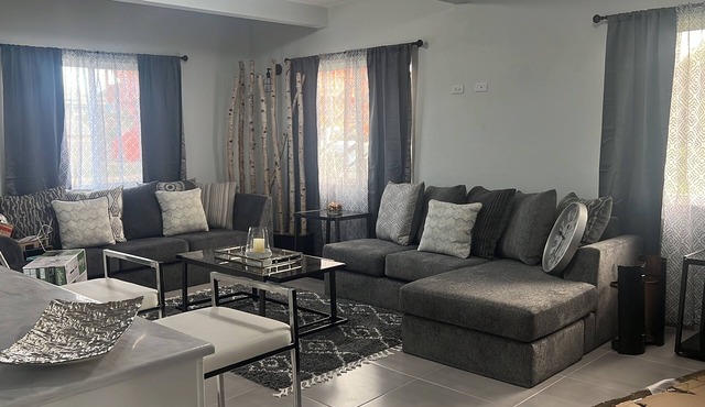 Modern 3BR/3BA Prime location for families or groups. 5mins to Beach & Shopping