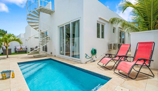 Modern 3BR Villa Private Pool Backyard BBQ