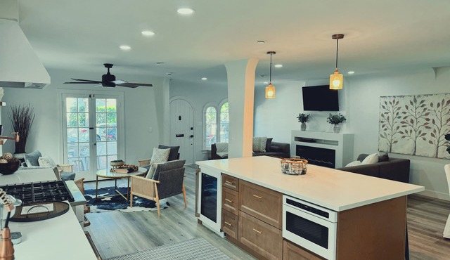 Modern Belmont Shore Beach House. Walk to Sand. Sleeps 8. Patio + Balcony. in Long Beach