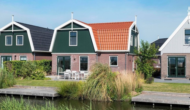 Modern bungalow with 6 bedrooms and terrace in Uitdam