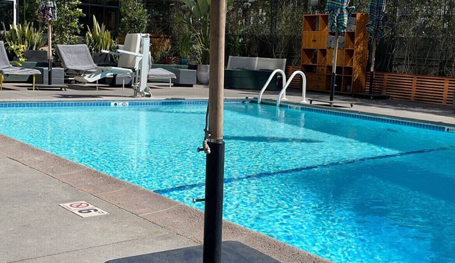 Modern condo with pool near ,Dtla ,Melrose ,Hollywood in Los Angeles