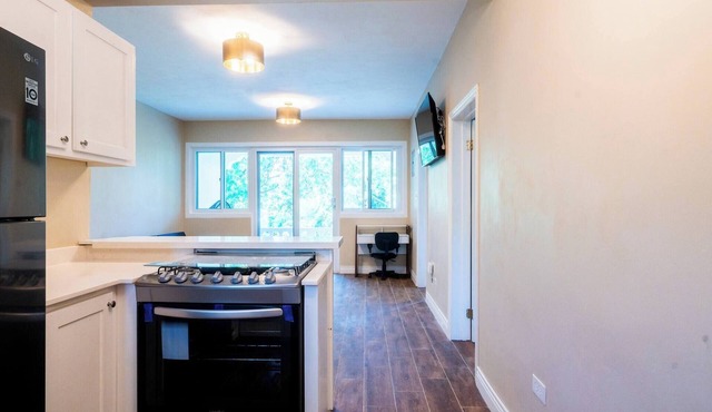 Modern Home 10minsToBeach, Private Cliff, AC WiFi