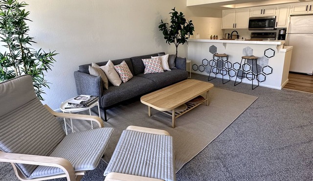 Modern king bed w huge pool, tennis courts, patio & grill. in Palm Springs