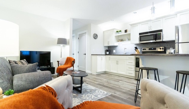 Modern Suite - Walk to Downtown Charlottetown - Private Entry and parking. in Charlottetown