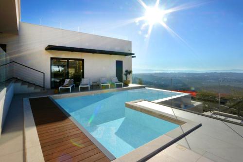 Moderna villa "Split na dlanu" s grijanim bazenom in Klis