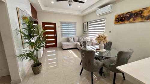 Near Dunn's River Falls Pool WiFi & Sleeps 6