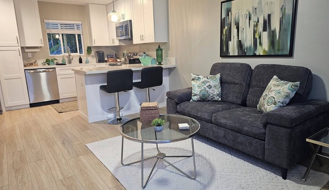 Near trolley. NEW charming 1-bedroom home in Fletcher hills, La Mesa. in La Mesa