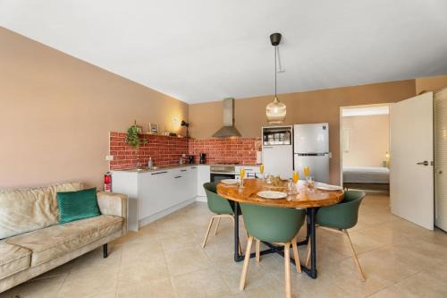 NEW 1BR 1BA Palma Real Walking to Palm Beach Area