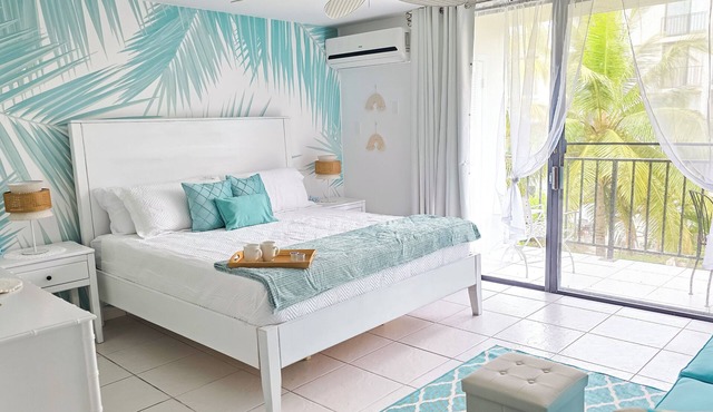 NEW Fresh Lagoon Blue Beachfront Studio at Coral Beach Hotel, Grand Bahama