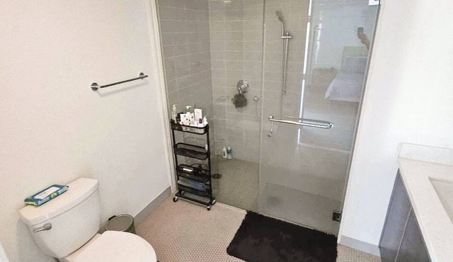 NEW MODERN 3-BED/3BATH condo CENTER OF LA PS5 WiFi AC PATIO in Los Angeles