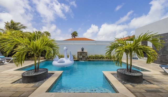NEW Modern 4BR 4.5BA w/Pool & Outdoor Dining